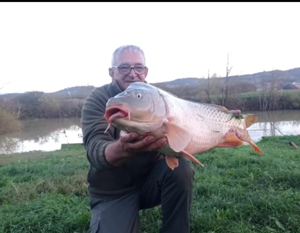 Pleternički umirovljenik Branko Šutić ulovio šarana teškog 8,10 kilograma