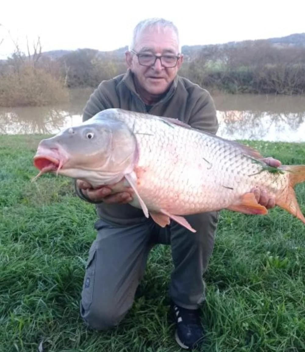 Pleternički umirovljenik Branko Šutić ulovio šarana teškog 8,10 kilograma