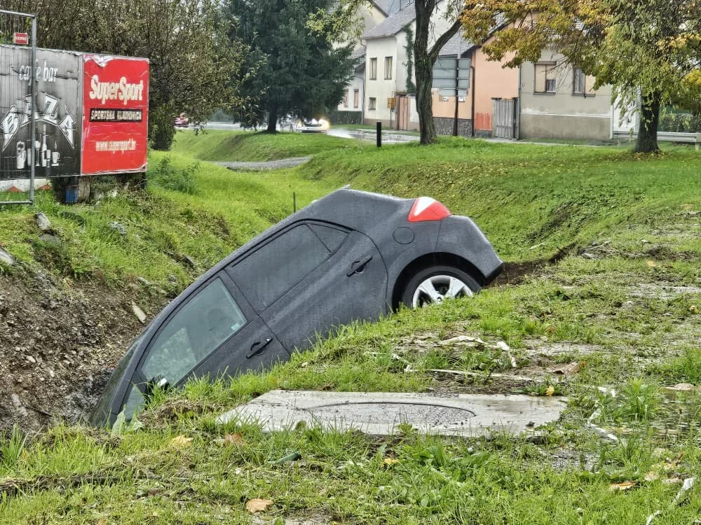 Automobilom sletio u putni kanal
