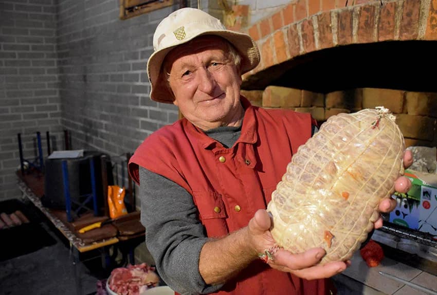 TRADICIONALNO SALVONKO KOLINJE U OBITELJI ĐURINA: Dva dana po starom kutjevačkom običaju