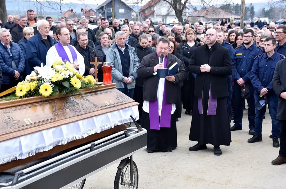 POSLJEDNJI ISPRAĆAJ DOBROG DUHA VETOVA: Rijeka ljudi i suze neba za Dragu Ivana Pavića