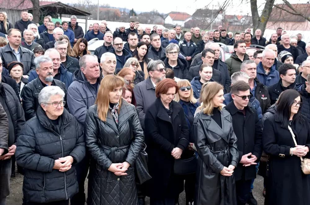 POSLJEDNJI ISPRAĆAJ DOBROG DUHA VETOVA: Rijeka ljudi i suze neba za Dragu Ivana Pavića