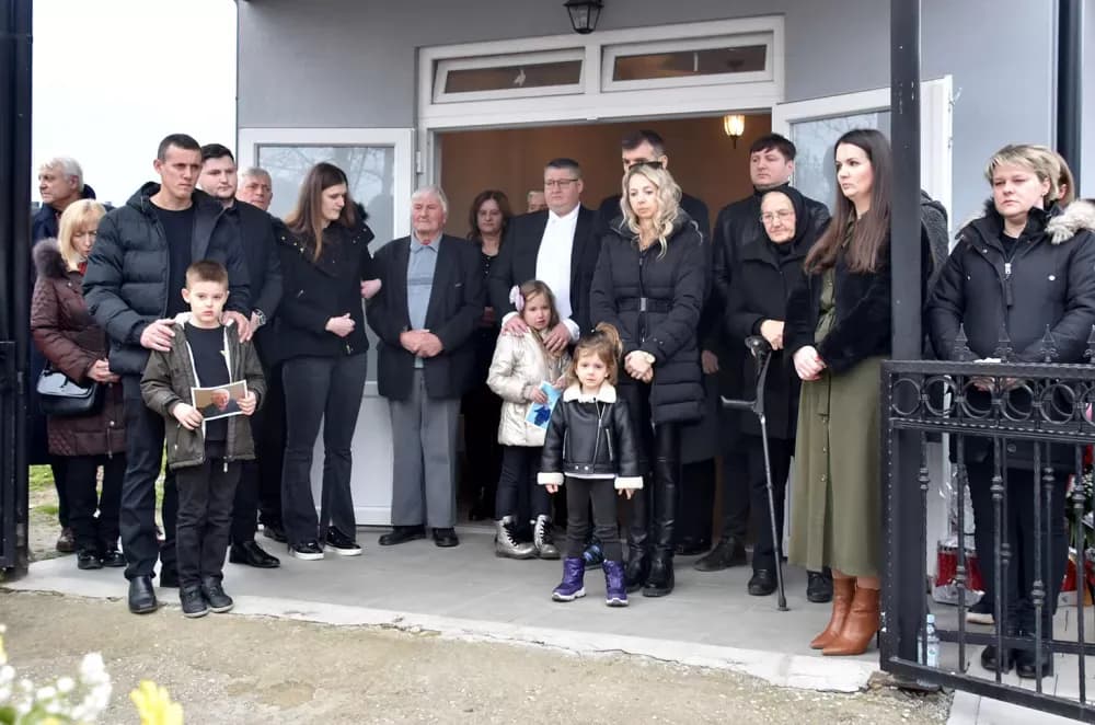 POSLJEDNJI ISPRAĆAJ DOBROG DUHA VETOVA: Rijeka ljudi i suze neba za Dragu Ivana Pavića