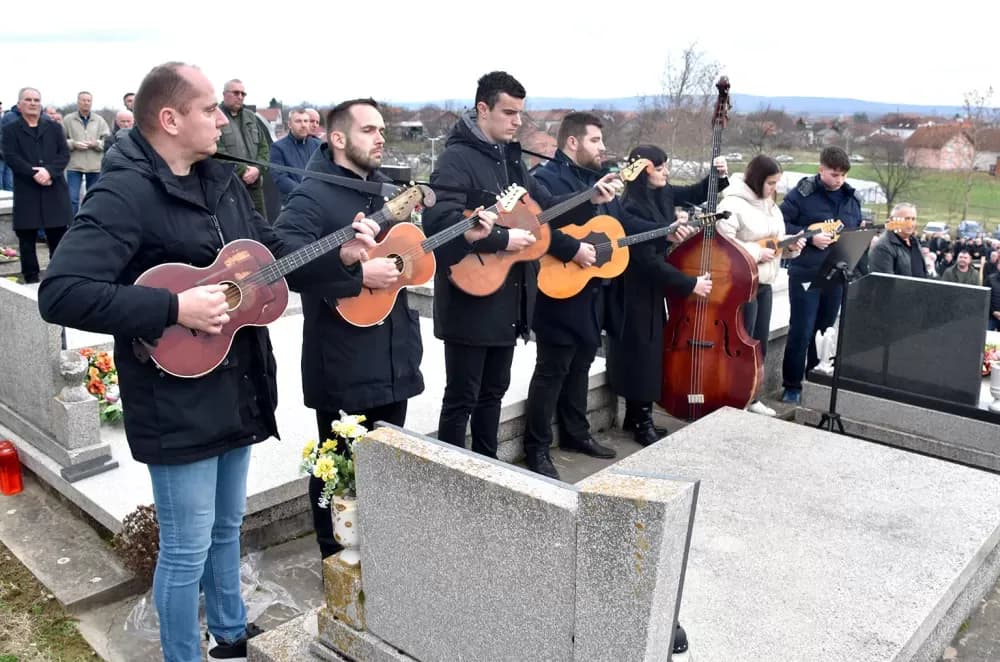 POSLJEDNJI ISPRAĆAJ DOBROG DUHA VETOVA: Rijeka ljudi i suze neba za Dragu Ivana Pavića