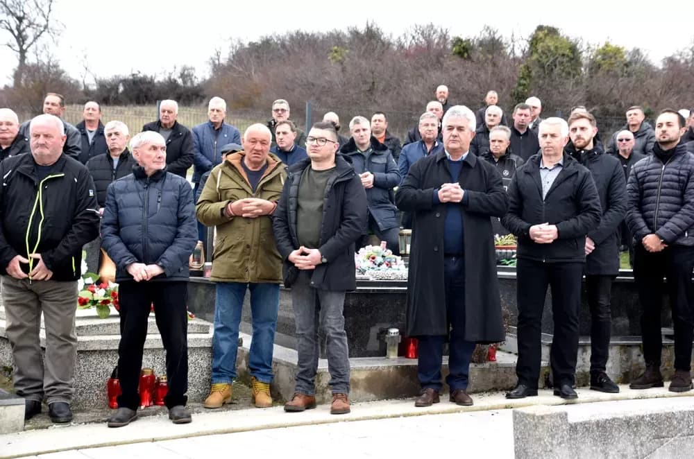POSLJEDNJI ISPRAĆAJ DOBROG DUHA VETOVA: Rijeka ljudi i suze neba za Dragu Ivana Pavića