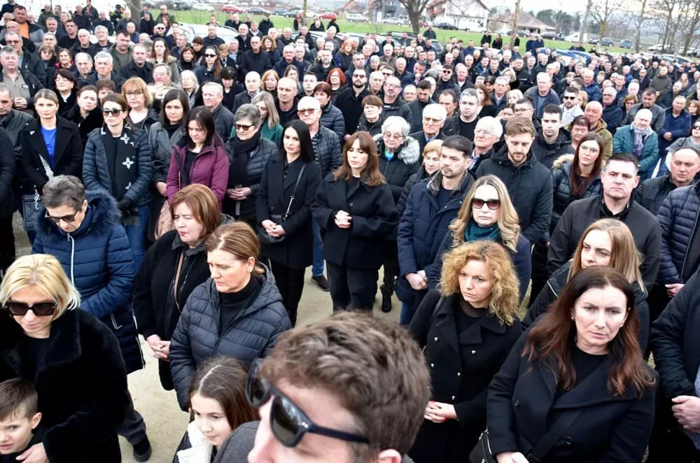 POSLJEDNJI ISPRAĆAJ DOBROG DUHA VETOVA: Rijeka ljudi i suze neba za Dragu Ivana Pavića