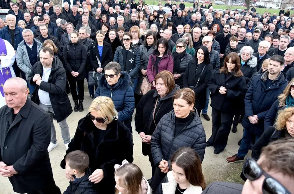 POSLJEDNJI ISPRAĆAJ DOBROG DUHA VETOVA: Rijeka ljudi i suze neba za Dragu Ivana Pavića