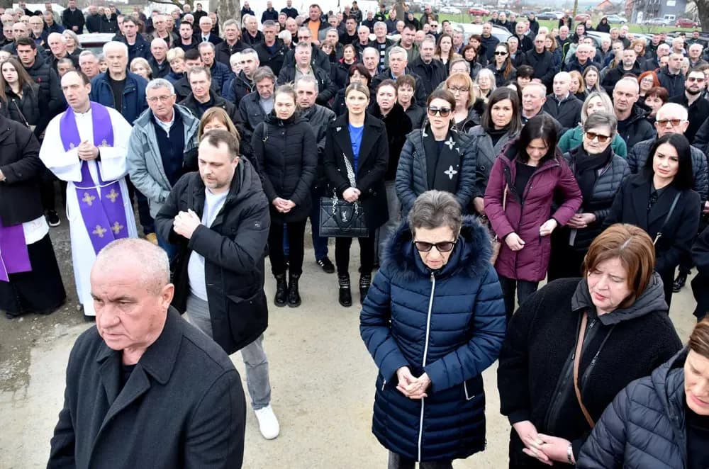 POSLJEDNJI ISPRAĆAJ DOBROG DUHA VETOVA: Rijeka ljudi i suze neba za Dragu Ivana Pavića