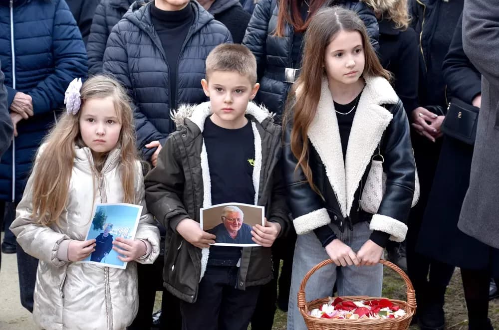 POSLJEDNJI ISPRAĆAJ DOBROG DUHA VETOVA: Rijeka ljudi i suze neba za Dragu Ivana Pavića
