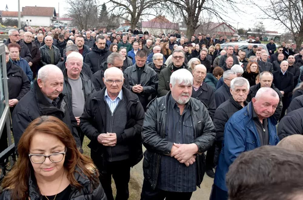 POSLJEDNJI ISPRAĆAJ DOBROG DUHA VETOVA: Rijeka ljudi i suze neba za Dragu Ivana Pavića