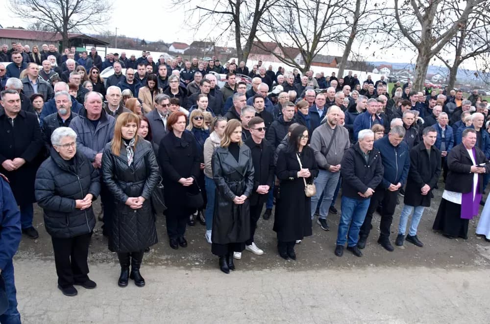 POSLJEDNJI ISPRAĆAJ DOBROG DUHA VETOVA: Rijeka ljudi i suze neba za Dragu Ivana Pavića