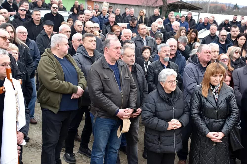 POSLJEDNJI ISPRAĆAJ DOBROG DUHA VETOVA: Rijeka ljudi i suze neba za Dragu Ivana Pavića