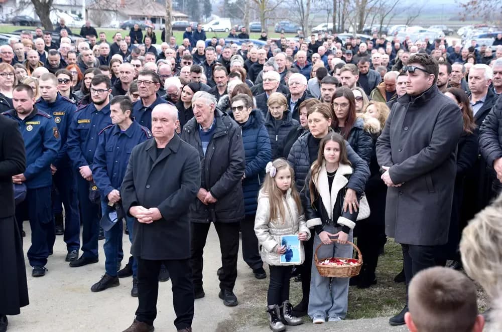 POSLJEDNJI ISPRAĆAJ DOBROG DUHA VETOVA: Rijeka ljudi i suze neba za Dragu Ivana Pavića