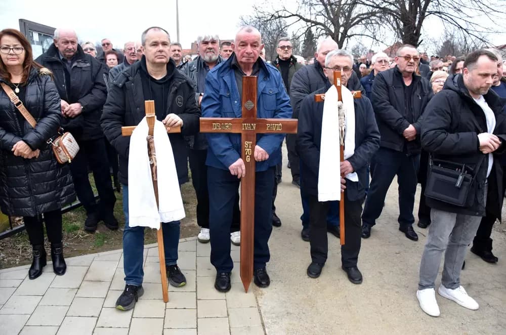 POSLJEDNJI ISPRAĆAJ DOBROG DUHA VETOVA: Rijeka ljudi i suze neba za Dragu Ivana Pavića