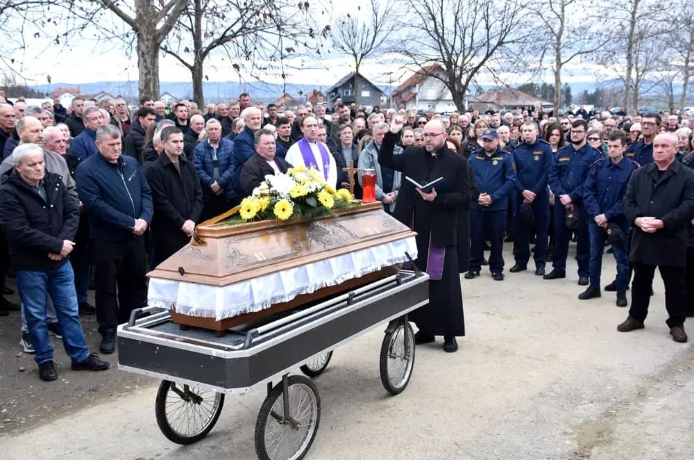 POSLJEDNJI ISPRAĆAJ DOBROG DUHA VETOVA: Rijeka ljudi i suze neba za Dragu Ivana Pavića