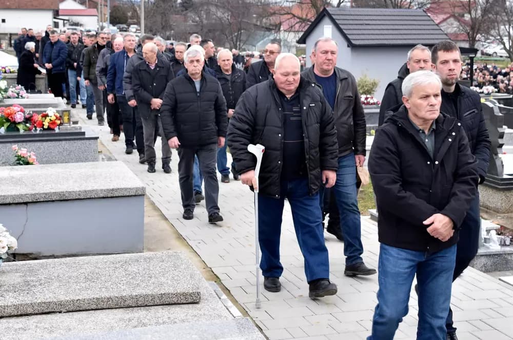 POSLJEDNJI ISPRAĆAJ DOBROG DUHA VETOVA: Rijeka ljudi i suze neba za Dragu Ivana Pavića