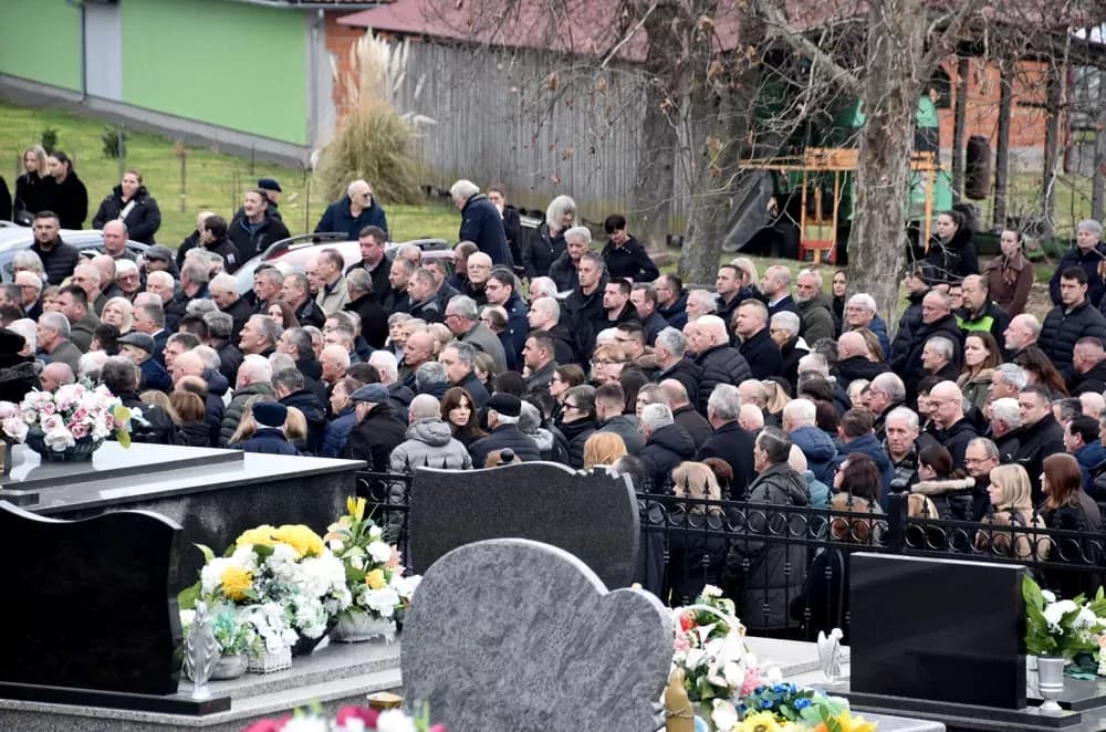 POSLJEDNJI ISPRAĆAJ DOBROG DUHA VETOVA: Rijeka ljudi i suze neba za Dragu Ivana Pavića