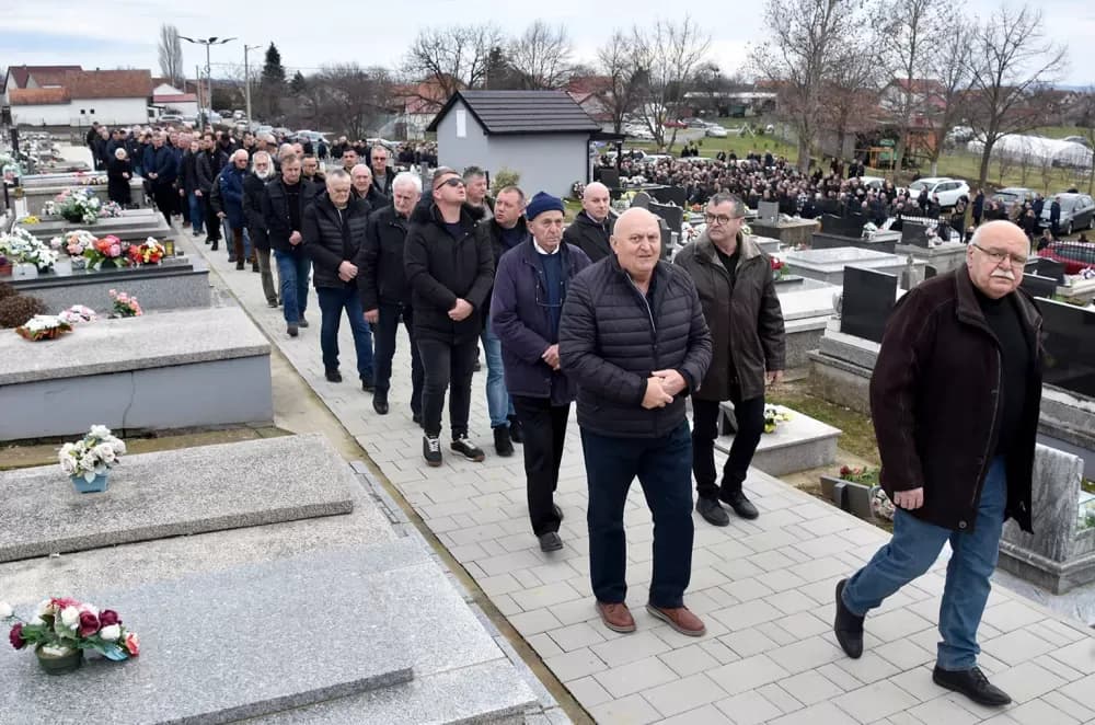 POSLJEDNJI ISPRAĆAJ DOBROG DUHA VETOVA: Rijeka ljudi i suze neba za Dragu Ivana Pavića