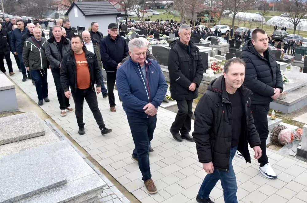 POSLJEDNJI ISPRAĆAJ DOBROG DUHA VETOVA: Rijeka ljudi i suze neba za Dragu Ivana Pavića