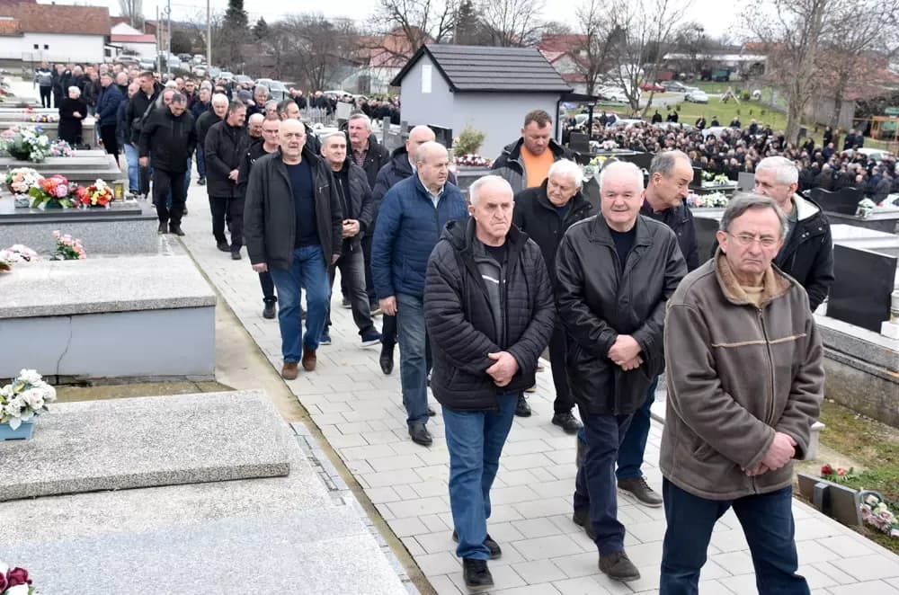 POSLJEDNJI ISPRAĆAJ DOBROG DUHA VETOVA: Rijeka ljudi i suze neba za Dragu Ivana Pavića