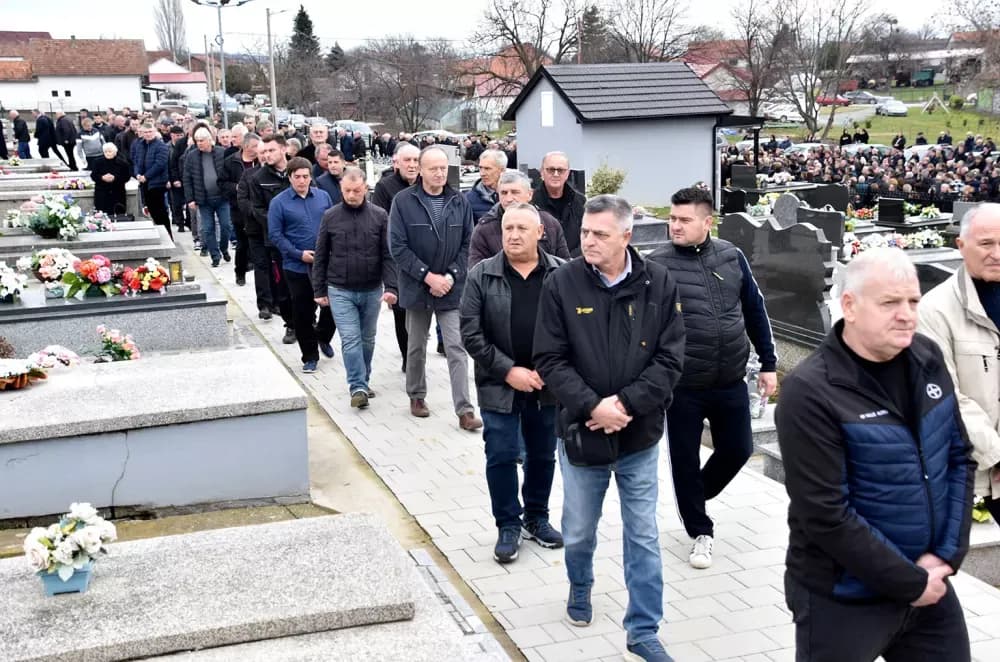 POSLJEDNJI ISPRAĆAJ DOBROG DUHA VETOVA: Rijeka ljudi i suze neba za Dragu Ivana Pavića