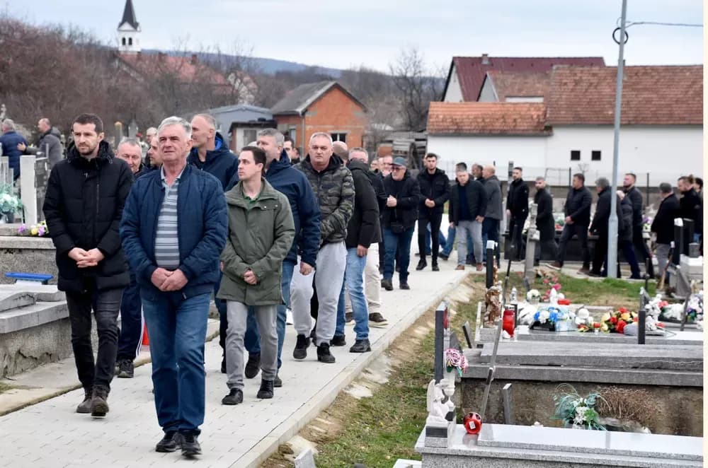 POSLJEDNJI ISPRAĆAJ DOBROG DUHA VETOVA: Rijeka ljudi i suze neba za Dragu Ivana Pavića