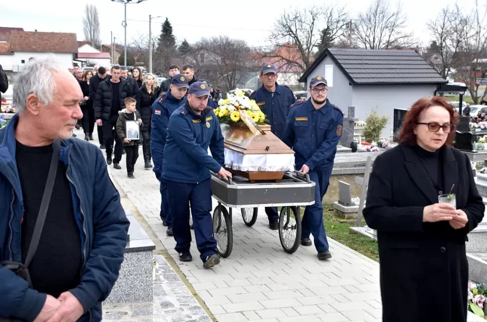 POSLJEDNJI ISPRAĆAJ DOBROG DUHA VETOVA: Rijeka ljudi i suze neba za Dragu Ivana Pavića