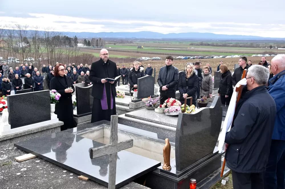 POSLJEDNJI ISPRAĆAJ DOBROG DUHA VETOVA: Rijeka ljudi i suze neba za Dragu Ivana Pavića