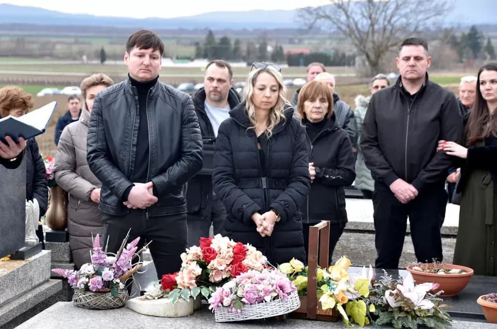 POSLJEDNJI ISPRAĆAJ DOBROG DUHA VETOVA: Rijeka ljudi i suze neba za Dragu Ivana Pavića