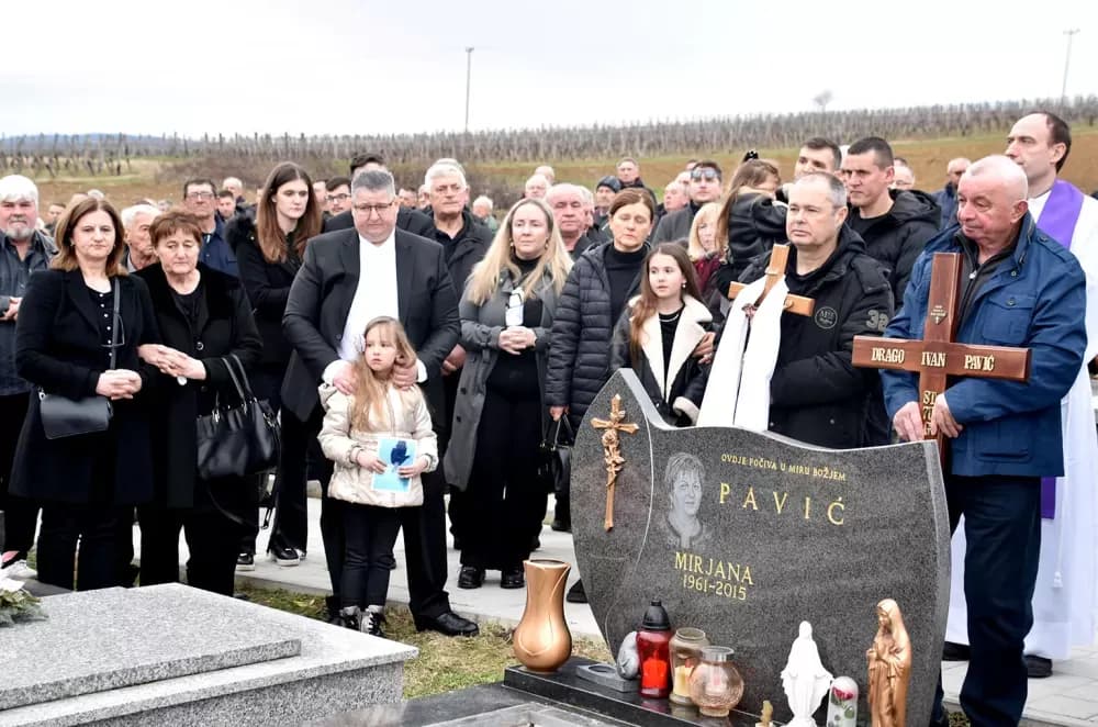 POSLJEDNJI ISPRAĆAJ DOBROG DUHA VETOVA: Rijeka ljudi i suze neba za Dragu Ivana Pavića
