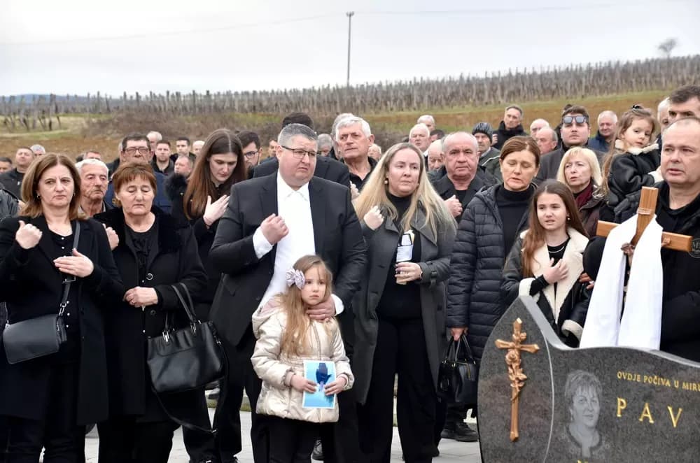 POSLJEDNJI ISPRAĆAJ DOBROG DUHA VETOVA: Rijeka ljudi i suze neba za Dragu Ivana Pavića