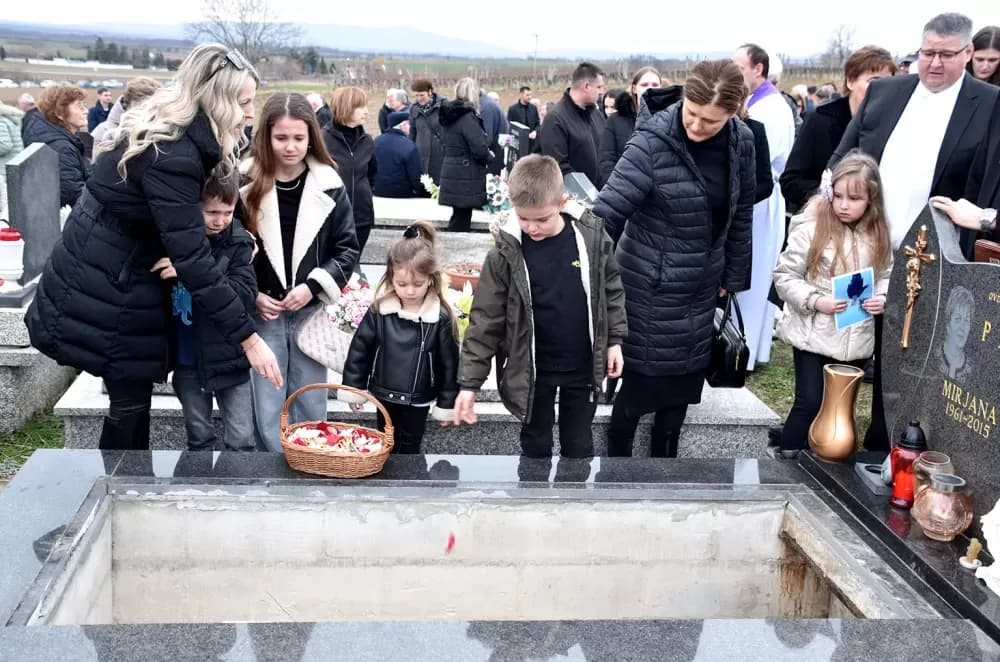 POSLJEDNJI ISPRAĆAJ DOBROG DUHA VETOVA: Rijeka ljudi i suze neba za Dragu Ivana Pavića