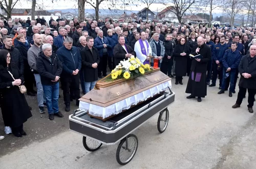 POSLJEDNJI ISPRAĆAJ DOBROG DUHA VETOVA: Rijeka ljudi i suze neba za Dragu Ivana Pavića