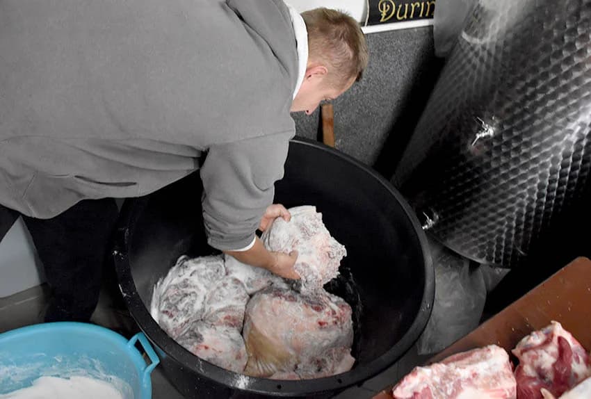 TRADICIONALNO SALVONKO KOLINJE U OBITELJI ĐURINA: Dva dana po starom kutjevačkom običaju