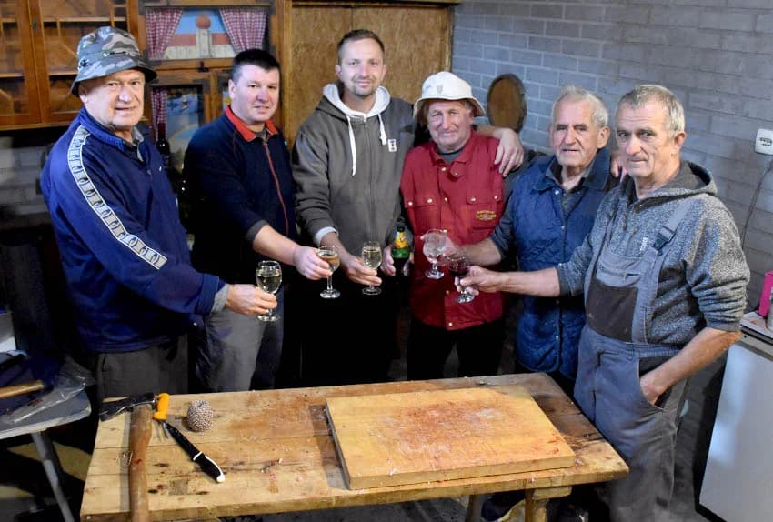 TRADICIONALNO SALVONKO KOLINJE U OBITELJI ĐURINA: Dva dana po starom kutjevačkom običaju