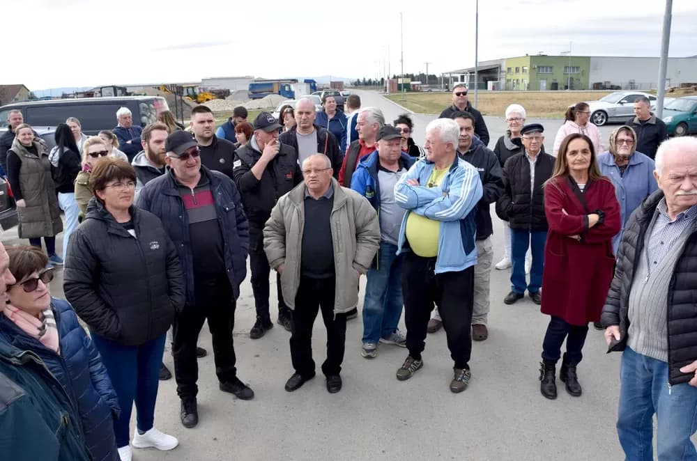 SMRAD JE U KUTJEVU PRELIO ČAŠU: Ogorčeni građani pred vratima bivšeg KTC-a traže hitno zatvaranje zagađivača!