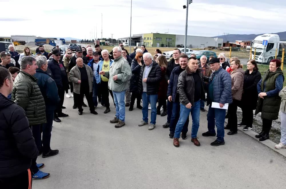 SMRAD JE U KUTJEVU PRELIO ČAŠU: Ogorčeni građani pred vratima bivšeg KTC-a traže hitno zatvaranje zagađivača!