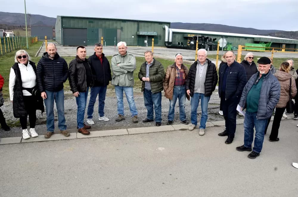 SMRAD JE U KUTJEVU PRELIO ČAŠU: Ogorčeni građani pred vratima bivšeg KTC-a traže hitno zatvaranje zagađivača!