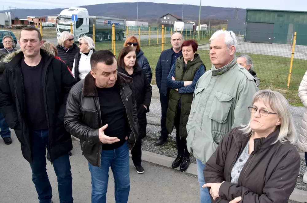 SMRAD JE U KUTJEVU PRELIO ČAŠU: Ogorčeni građani pred vratima bivšeg KTC-a traže hitno zatvaranje zagađivača!