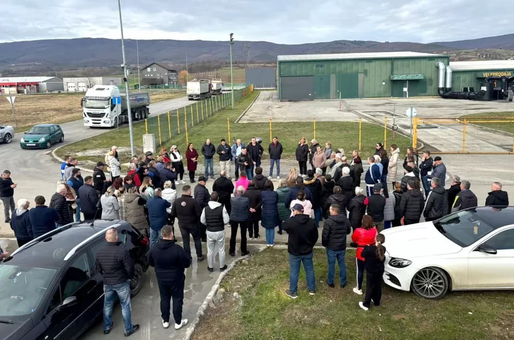 SMRAD JE U KUTJEVU PRELIO ČAŠU: Ogorčeni građani pred vratima bivšeg KTC-a traže hitno zatvaranje zagađivača!