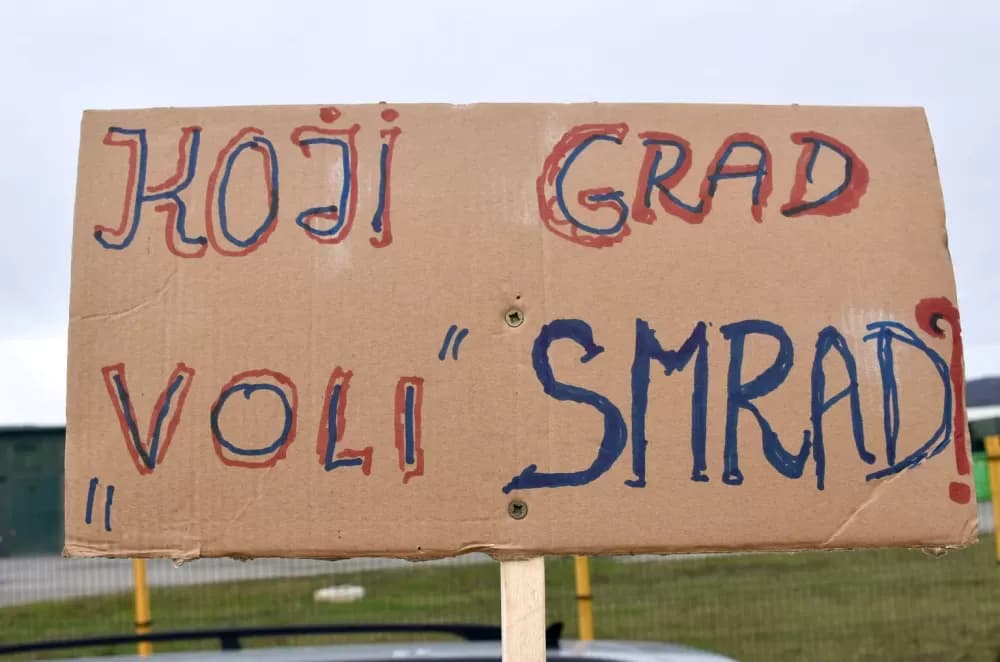 SMRAD JE U KUTJEVU PRELIO ČAŠU: Ogorčeni građani pred vratima bivšeg KTC-a traže hitno zatvaranje zagađivača!