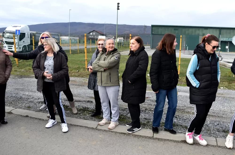 SMRAD JE U KUTJEVU PRELIO ČAŠU: Ogorčeni građani pred vratima bivšeg KTC-a traže hitno zatvaranje zagađivača!