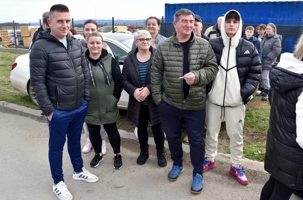 SMRAD JE U KUTJEVU PRELIO ČAŠU: Ogorčeni građani pred vratima bivšeg KTC-a traže hitno zatvaranje zagađivača!