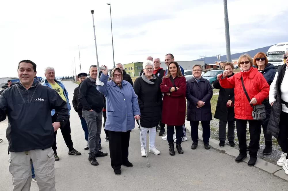 SMRAD JE U KUTJEVU PRELIO ČAŠU: Ogorčeni građani pred vratima bivšeg KTC-a traže hitno zatvaranje zagađivača!