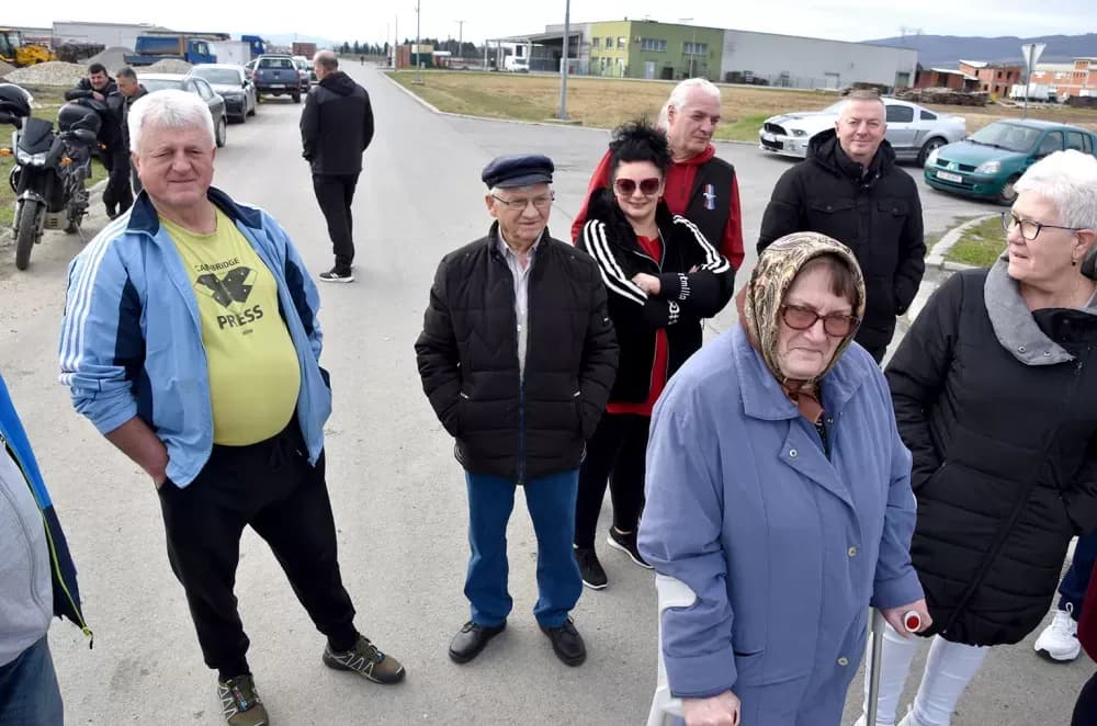 SMRAD JE U KUTJEVU PRELIO ČAŠU: Ogorčeni građani pred vratima bivšeg KTC-a traže hitno zatvaranje zagađivača!