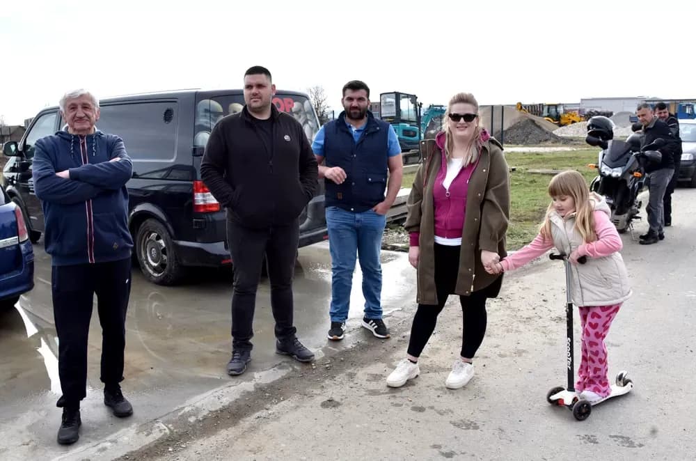 SMRAD JE U KUTJEVU PRELIO ČAŠU: Ogorčeni građani pred vratima bivšeg KTC-a traže hitno zatvaranje zagađivača!