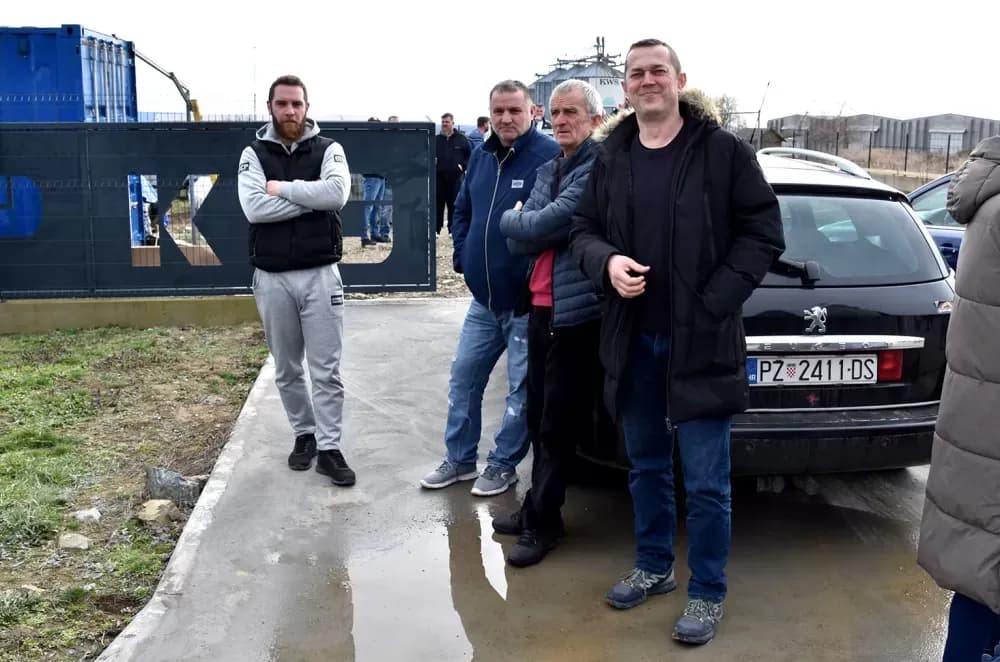 SMRAD JE U KUTJEVU PRELIO ČAŠU: Ogorčeni građani pred vratima bivšeg KTC-a traže hitno zatvaranje zagađivača!