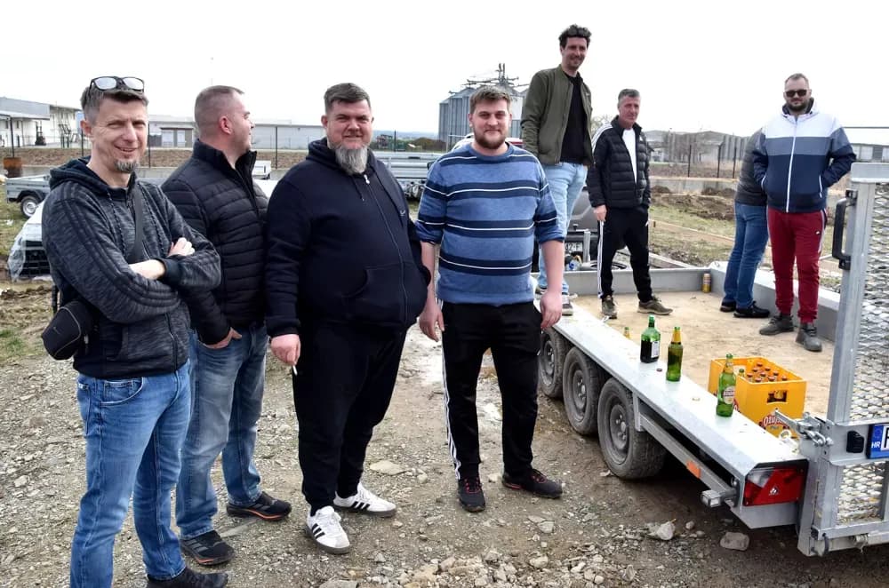 SMRAD JE U KUTJEVU PRELIO ČAŠU: Ogorčeni građani pred vratima bivšeg KTC-a traže hitno zatvaranje zagađivača!