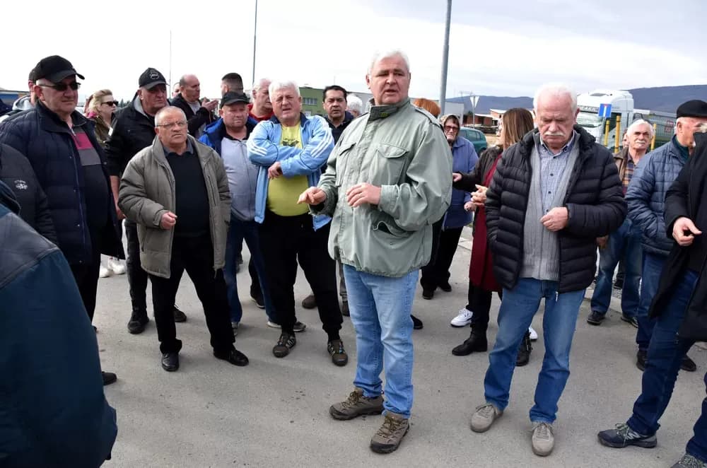 SMRAD JE U KUTJEVU PRELIO ČAŠU: Ogorčeni građani pred vratima bivšeg KTC-a traže hitno zatvaranje zagađivača!
