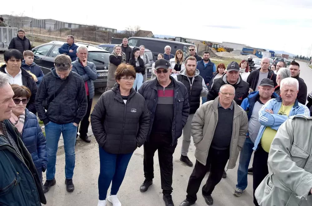 SMRAD JE U KUTJEVU PRELIO ČAŠU: Ogorčeni građani pred vratima bivšeg KTC-a traže hitno zatvaranje zagađivača!